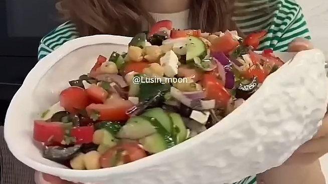 Простой и Вкусный Полезный САЛАТ...🥗😋    Рецепт в описании ✍️