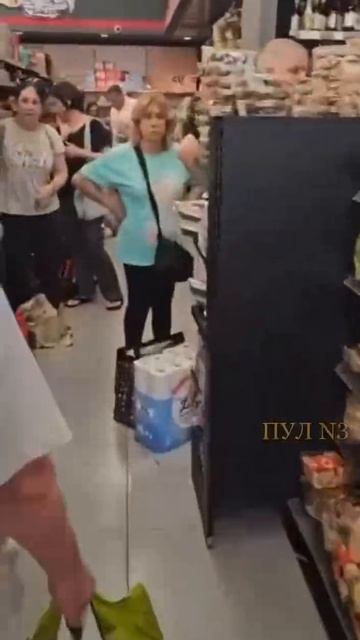 Люди Запасаются Продуктами
