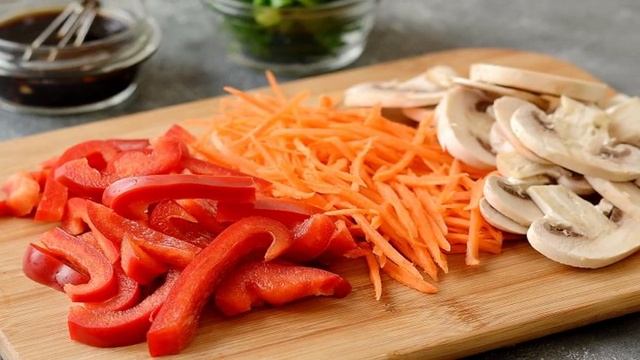 Гречневая лапша вок с овощами
