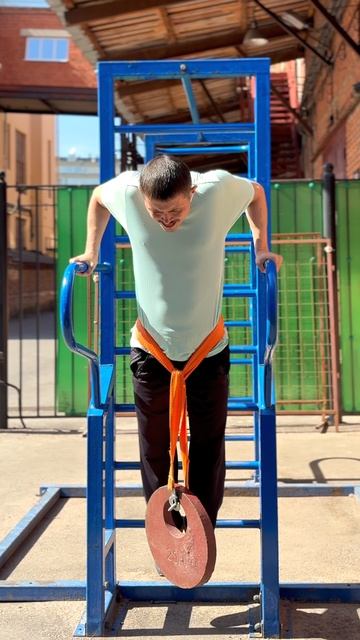 Отжимания на брусьях