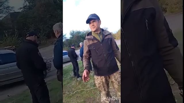 Пропитые мент и тцкашник пристают к работягам.