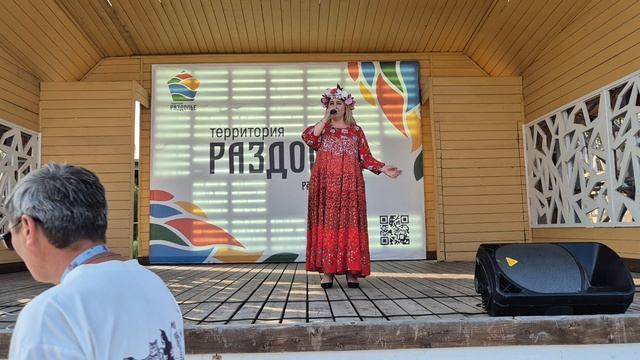 "Звезды России" - поет автор песни Алена Жукова.