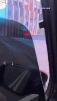 Я встретил девушку, которая чистила фары машины на дороге