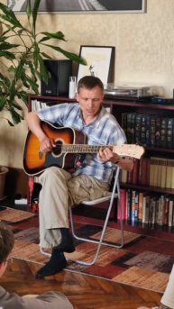 В старинном городе дождей застыли облака...