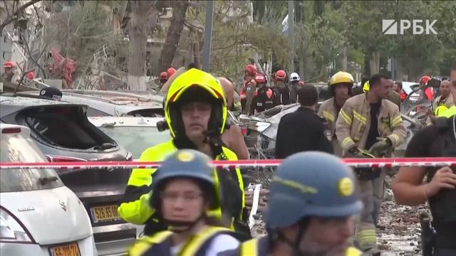 Последствия падения ракеты на частные дома в центральном Израиле