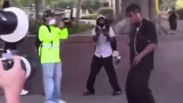 Лос-Анджелес. Протестун кинул какую-то банку в силовиков - получил и от них, и от чувака в гражданск