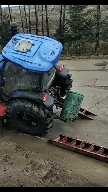Ну бывает 🧐. Сырая погода или тракторист 😂 Когда трактор не загрузился на трал)