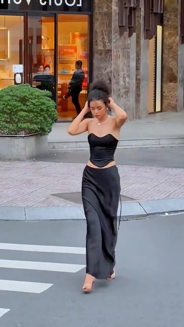 tnQW9q10-ZA - Beautiful Street Fashion Outfits Style #shorts