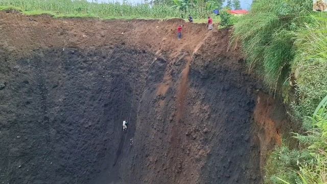 Строительство, шахтёры сбивают песок со стен карьера