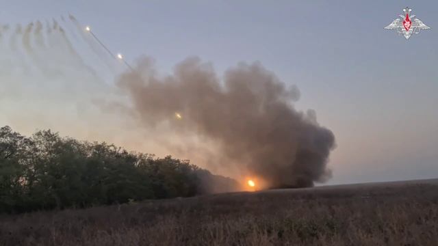 Херсонское направление 📍- удар РСЗО «Град» по пункту временной дислокации ВСУ  Расчёты реактивно...