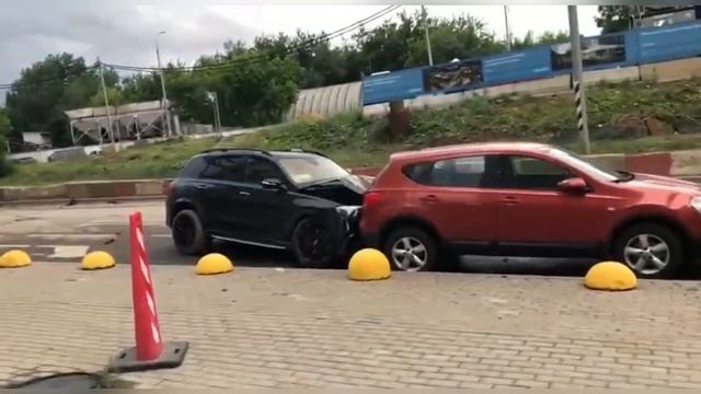 ‼️В Красногорске машина эпично влетела в припаркованный автомобиль‼️