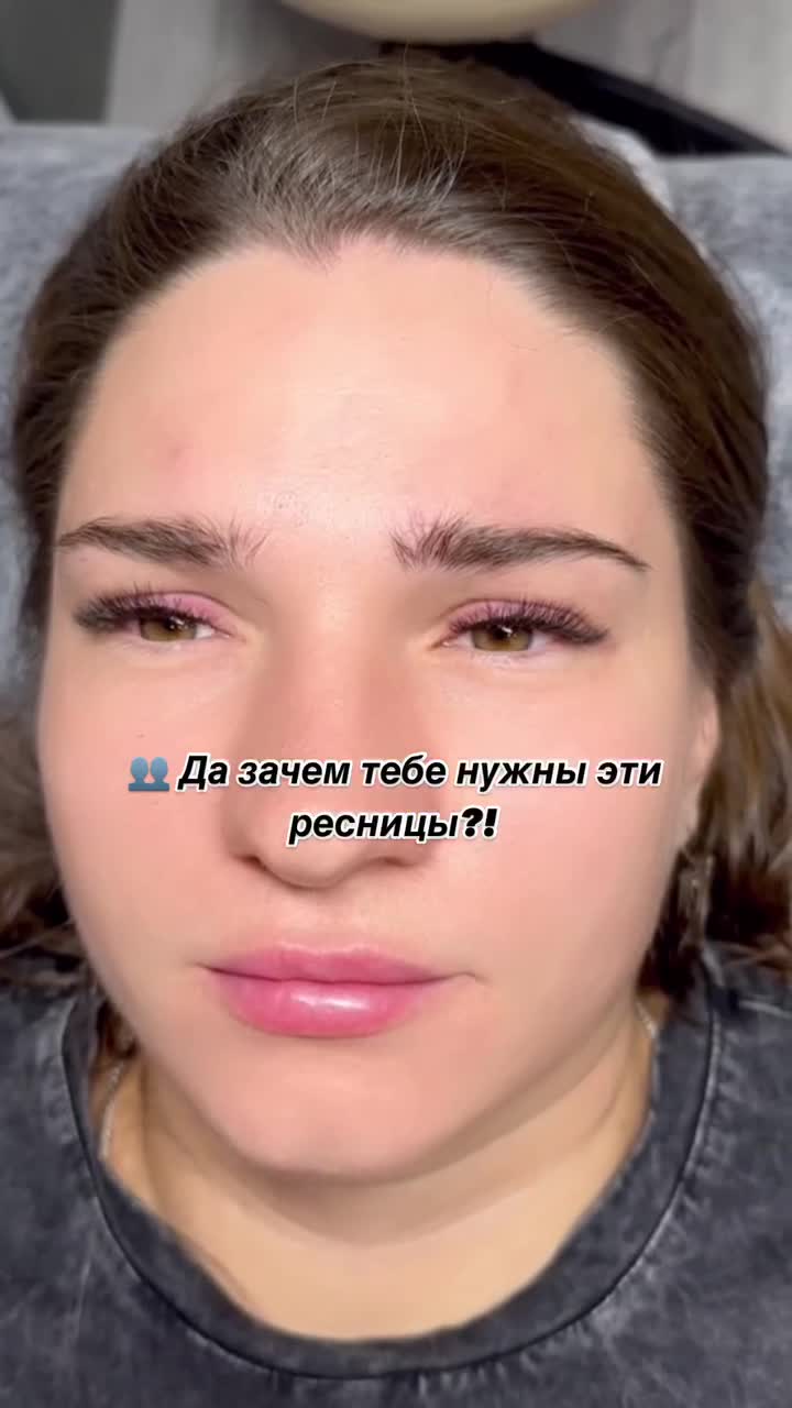 Мужчина с поясом из перьев танцует на носочках быстро двигая тазом 🦚