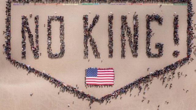 А вот и «No Kings» — масштабные акции протеста против Трампа начались в городах США.