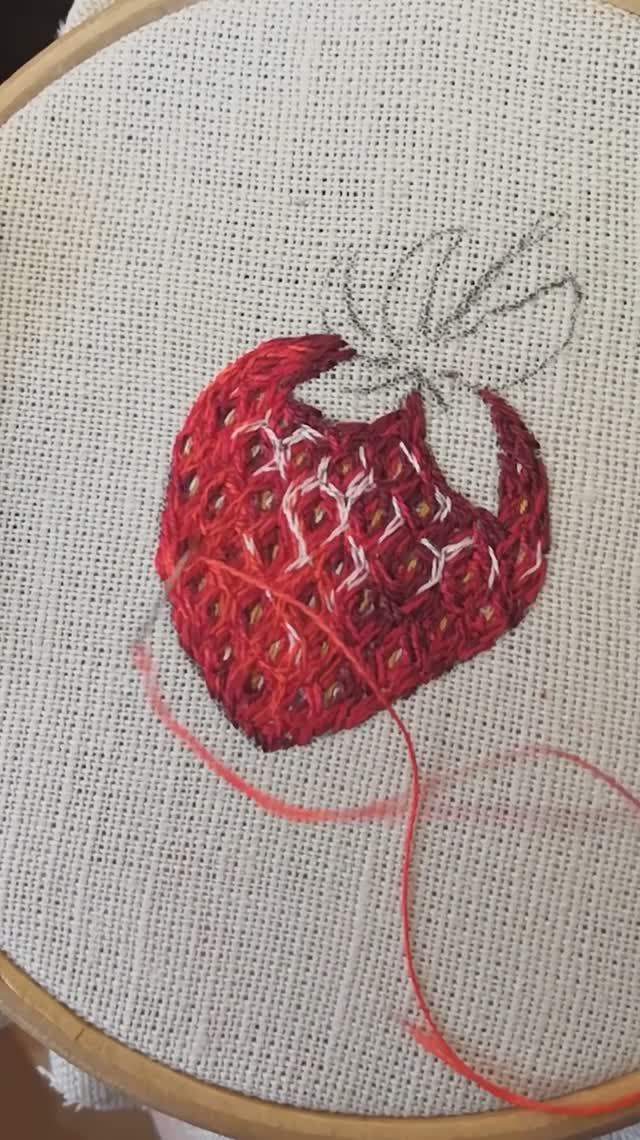 Вышиваю клубнику - вышивка гладью #shorts #embroidery #art #embroiderylover  #handbroidery  #diy