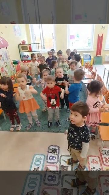 Занятие в ясельной группе , Ручками мы хлопнем