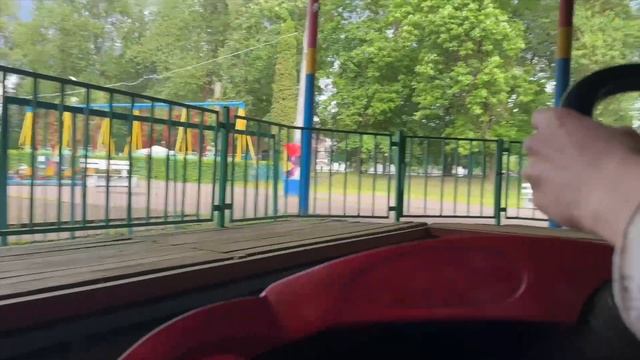 Советские карусели в Пскове в Летнем саду.