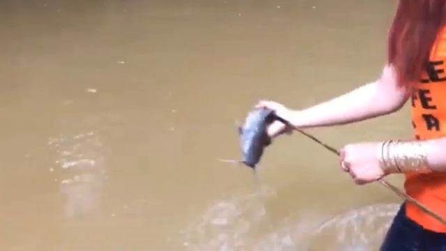 Рыбаки завидуют Умная девушка самодельным луком из трубы ПВХ наловила рыбы Женская рыбалка