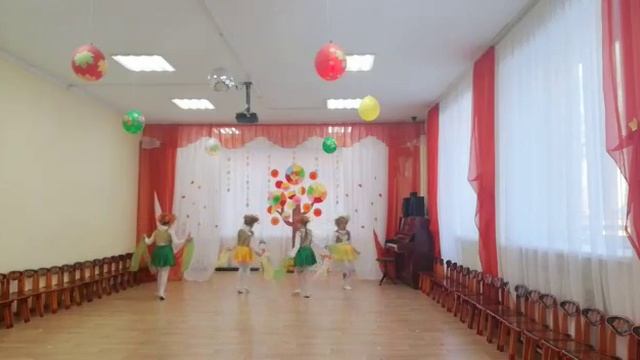 Осенний танец с ленточками