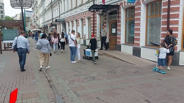 На Арбате поют - "У шамана три руки", а в конце видео казаки поют в торговом центре