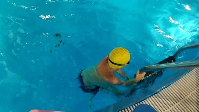 Дети осваивают бассейн