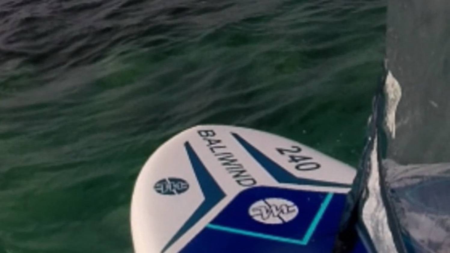 Надувная доска для виндсёрфинга Baliwind 240 от MikronMaster на пляже Гегер остров Бали Индонезия