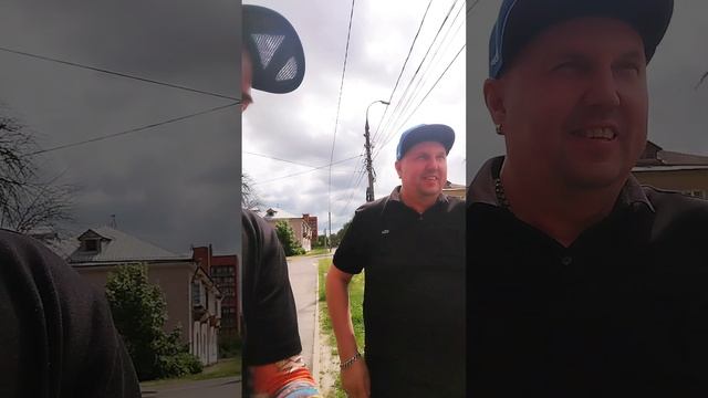 Басист с барабанщиком, ждут музыкантов, для поездки на фестиваль.