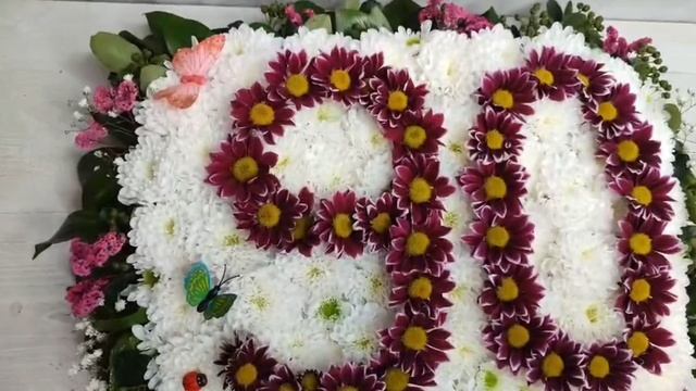 Цифры из живых цветов на юбилей