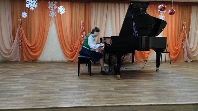 Бедарькова Олеся 13 лет  Э.Григ "Шествие гномов"