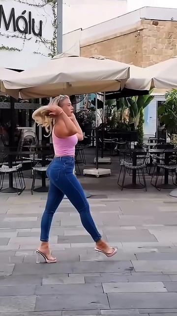 exAfjGHxnKw - These Fit Jeans look beautiful on this girl #shorts