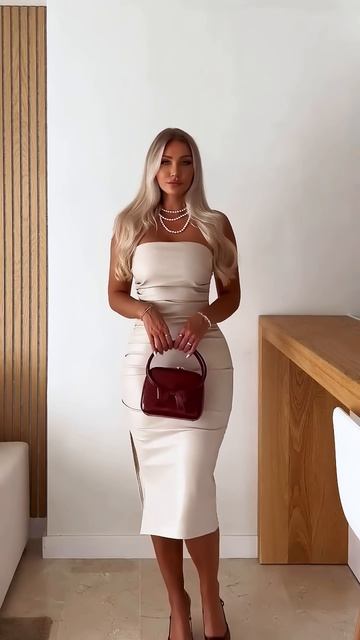 qtEl6k7KH4E - Stunning tight bodycon minidress： Dinner style outfit idea #fashion  #style #outfit #s