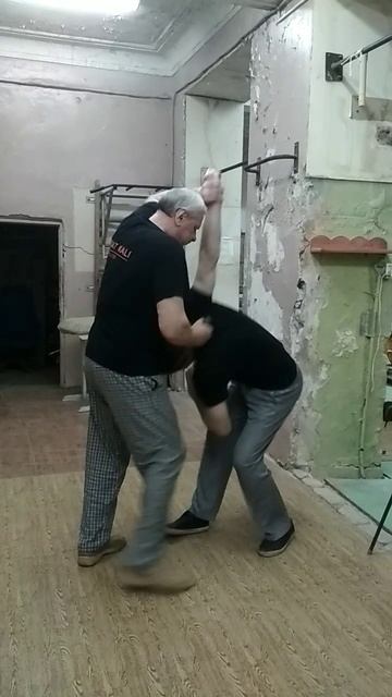 ОТБОР НОЖА ПРИ ПОПЫТКЕ ОТДЕРНУТЬ РУКУ.