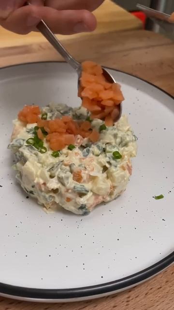 ОЛИВЬЕ в СТОЛОВОЙ vs в КАФЕ vs в РЕСТОРАНЕ | салат вроде один и тот же, но ЦЕНА.. #shorts