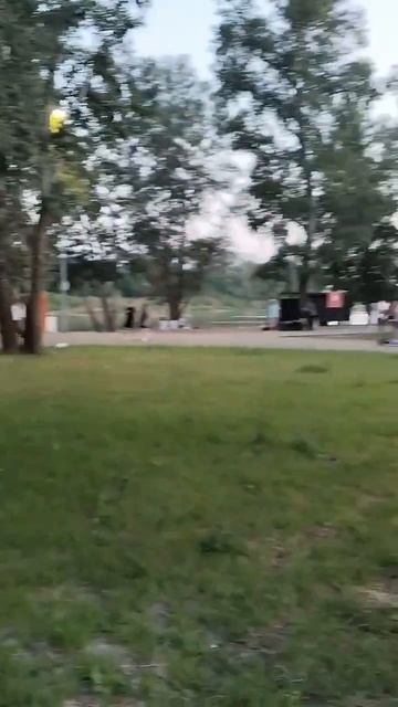Набережная, дети, люди, туалет не работает, причём вообще даже биотуалетов нет, это как ?