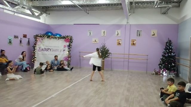 Аделина танцует в студии танец собственного сочинения 🎭