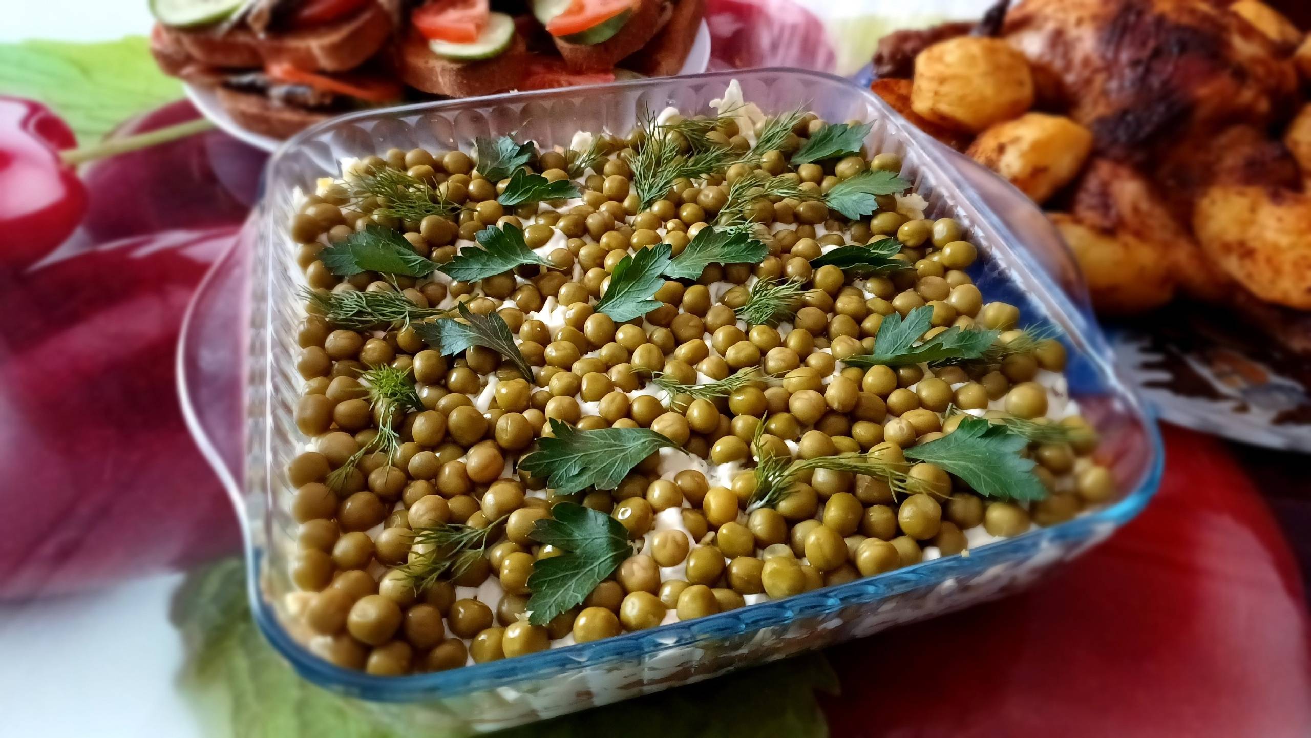 Салат "Праздничный". Доступный, простой и аппетитный. По вкусу не уступает традиционным.