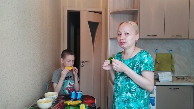 Фруктовый десерт 😋 Все помогают готовить 😄