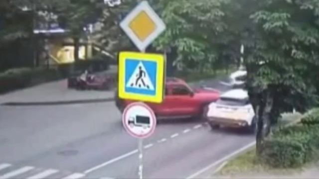Пенсионерка за рулем внедорожника попала в ДТП и улетела в реку Сочи