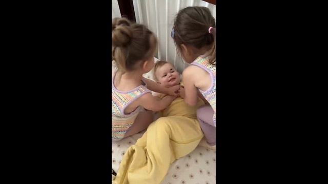Старшие  сестры очень любят младшую - 2024 год