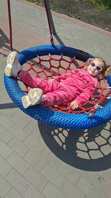 Девочка отдыхает. лето 2025 #отдых#качели#релакс