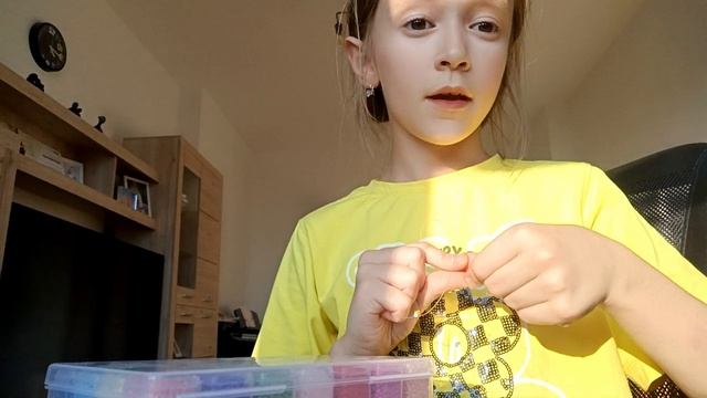 Плетём из бисера лёгкий браслет крестиком