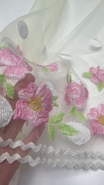 BLUMARINE Вышивка в пастельных тонах