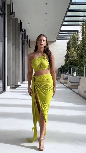 ltTUpptVXJk - Fancy green summer outfit idea for the weekend #fashion #style #outfit #shorts