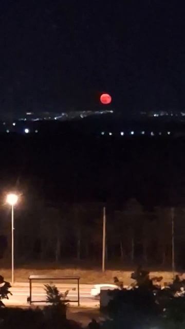 Клубничная луна над Севастополем