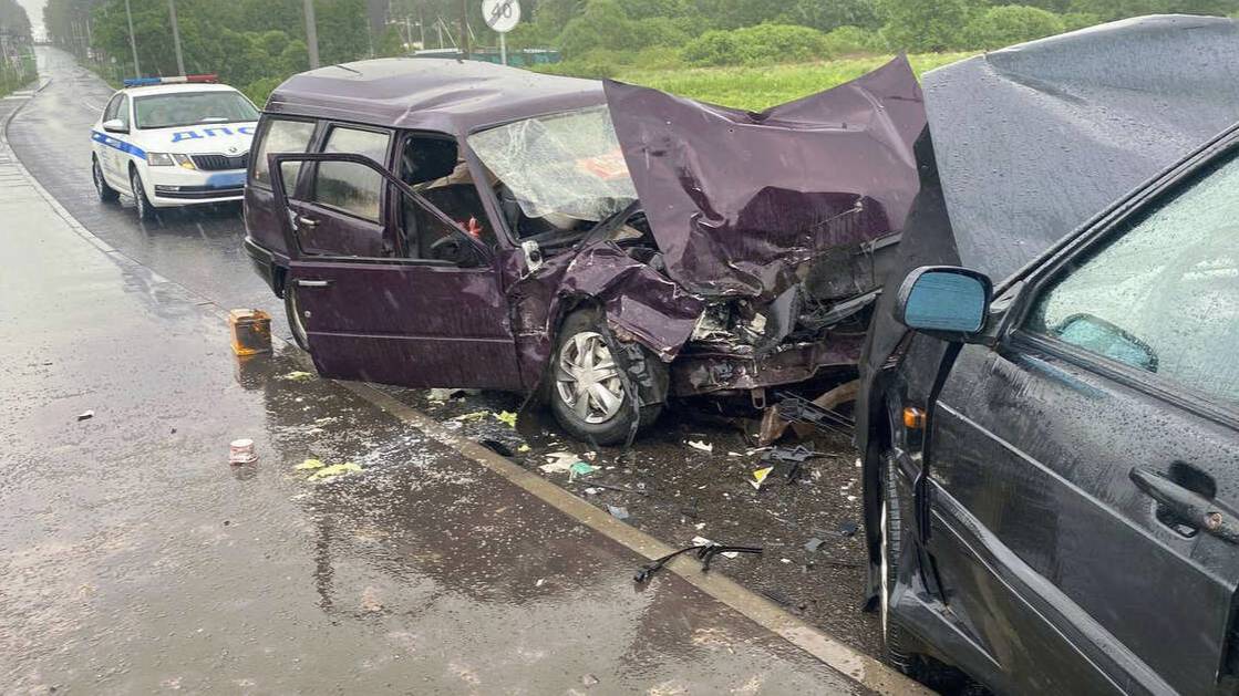 Три человека пострадали в лобовом ДТП на юге Москвы