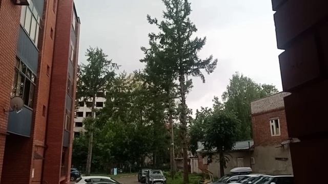 Дождь стирает лица — остаются только мысли."