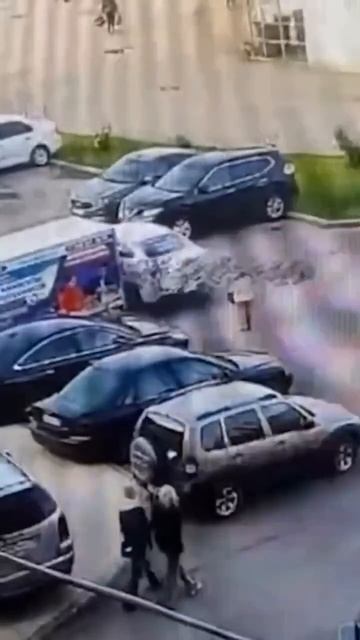 В Питере водитель сбил 80-летнюю женщину на парковке и скрылся