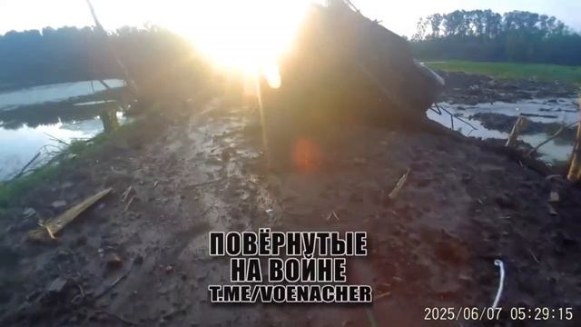 Кадры со стороны противника.  Подбитый и брошенный американский мостоукладчик M60 AVLB ВСУ !!!
