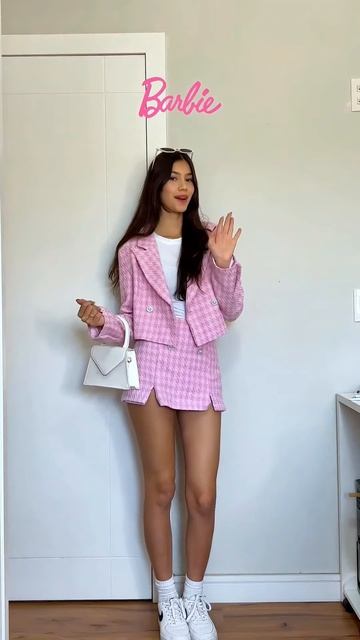 j8zKXBbSdDw - This girl looks stunning in these outfits #shorts