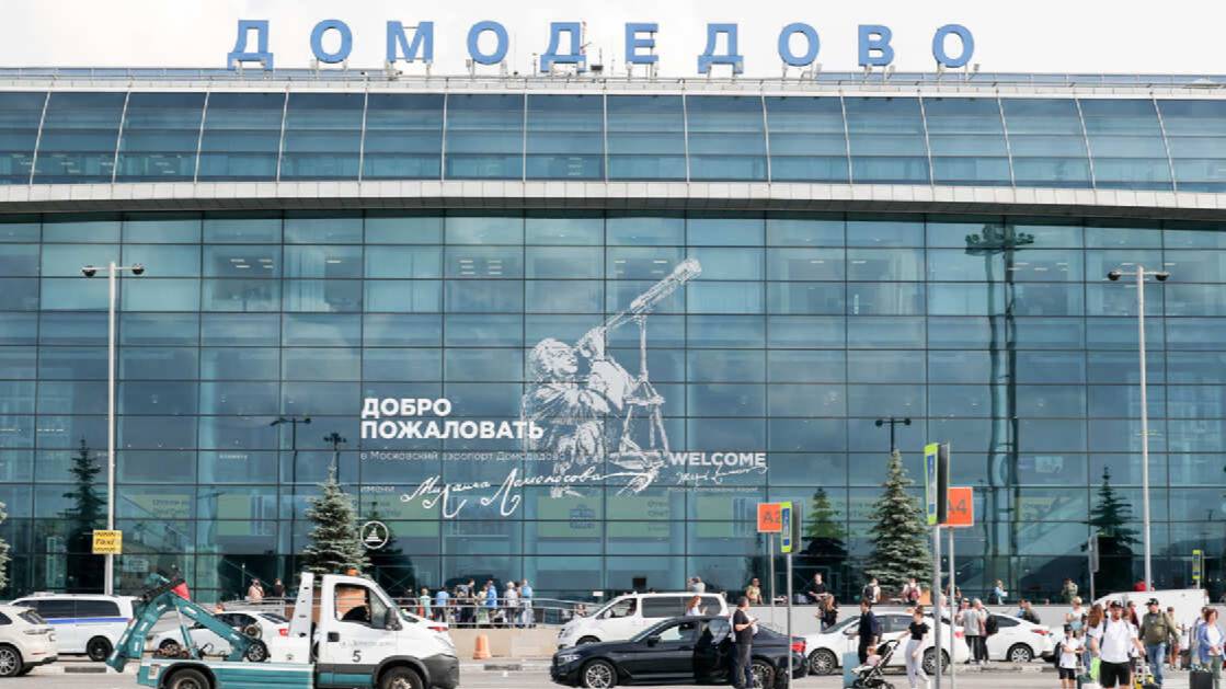 Блогер показал обстановку в Домодедове на фоне отмены рейсов на Ближний Восток