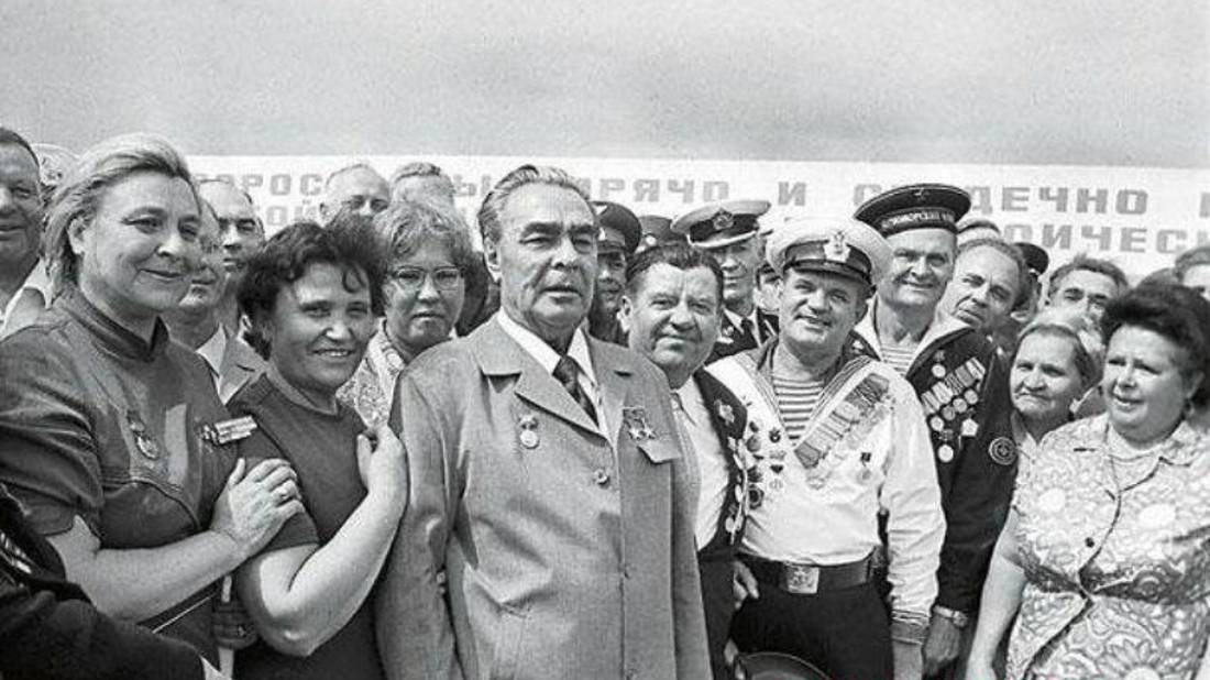 Брежнев и колхозник.